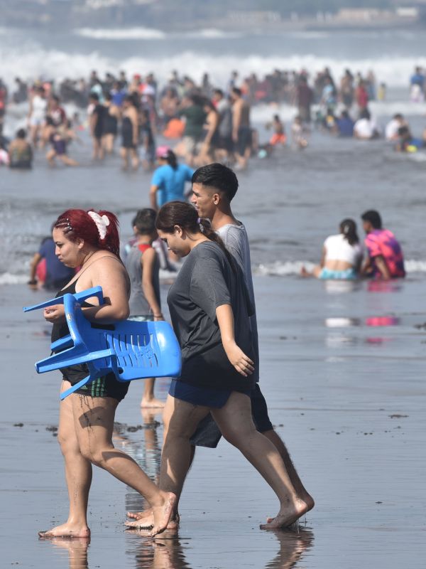 Turistas en playa El Majahual y El Tunco recibiendo el ao 2025.