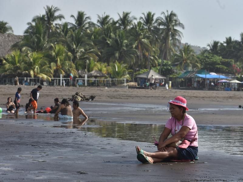 Turistas en playa El Majahual y El Tunco recibiendo el ao 2025.