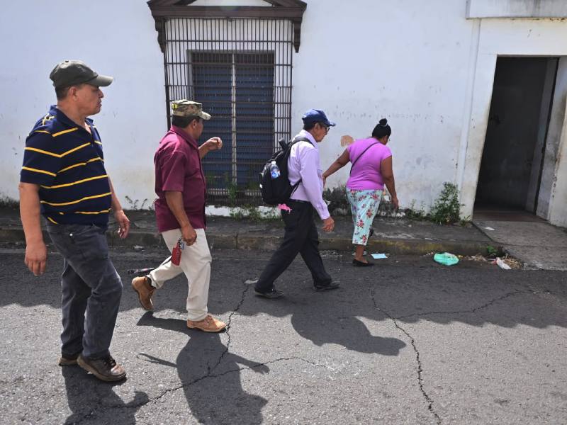 Familiares penal de Izalco con incertidumbre por conocer si sus seres queridos estan bien.