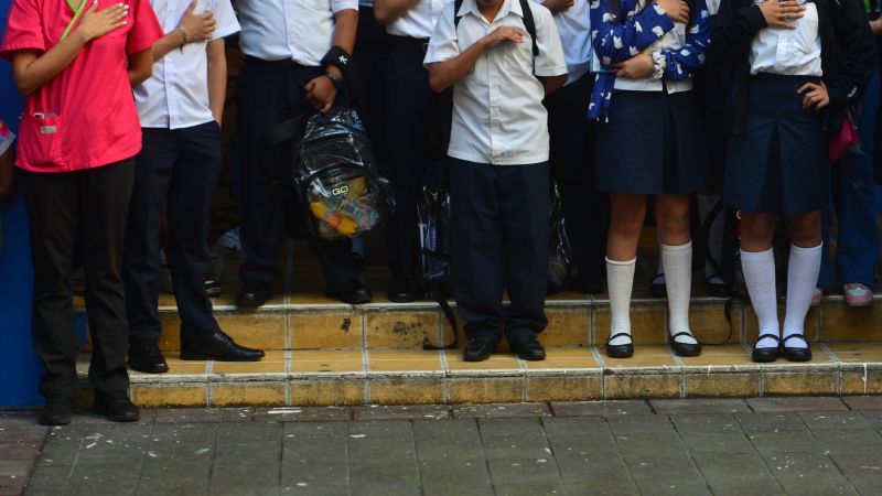 Inicio del año escolar 2025 en el Centro Escolar Joaquin Rodezno del Centro de San Salvador. Escuela, estudiantes, libros, educacion.