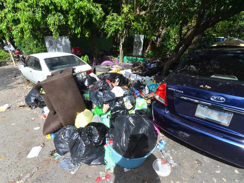 Basura acumulada en varios puntos de Mejicanos y San Salvador.