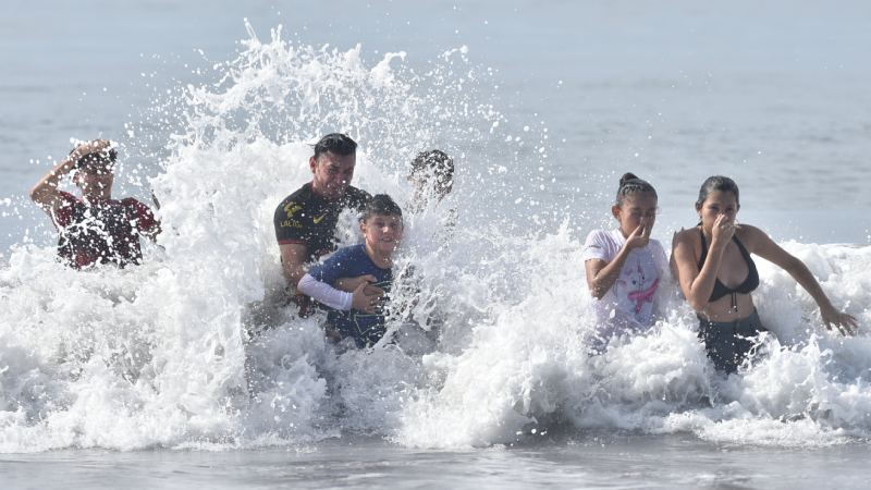 Turistas en playa El Majahual y El Tunco recibiendo el ao 2025.