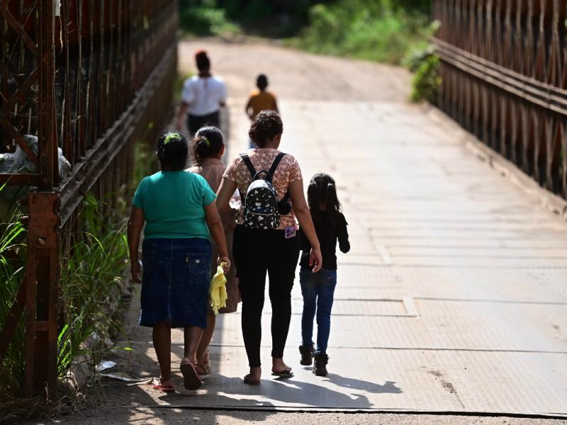 Familiares penal de Izalco con incertidumbre por conocer si sus seres queridos estan bien.