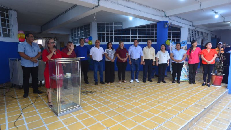 Inicio del año escolar 2025 en el Centro Escolar Joaquin Rodezno del Centro de San Salvador. Escuela, estudiantes, libros, educacion.