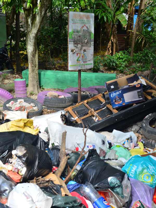 Basura acumulada en varios puntos de Mejicanos y San Salvador.