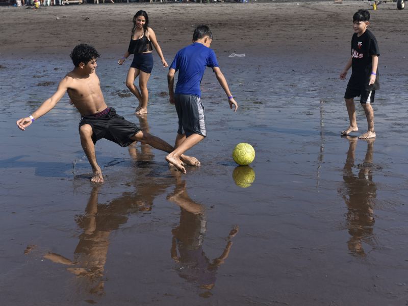 Turistas en playa El Majahual y El Tunco recibiendo el ao 2025.