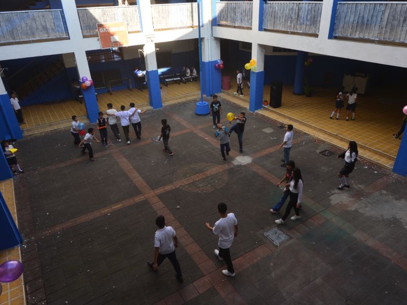 Inicio del año escolar 2025 en el Centro Escolar Joaquin Rodezno del Centro de San Salvador. Escuela, estudiantes, libros, educacion.