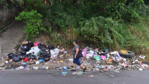 Basura acumulada en varios puntos de Mejicanos y San Salvador.