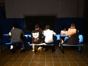 Inicio del año escolar 2025 en el Centro Escolar Joaquin Rodezno del Centro de San Salvador. Escuela, estudiantes, libros, educacion.