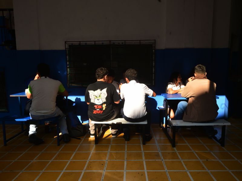 Inicio del año escolar 2025 en el Centro Escolar Joaquin Rodezno del Centro de San Salvador. Escuela, estudiantes, libros, educacion.