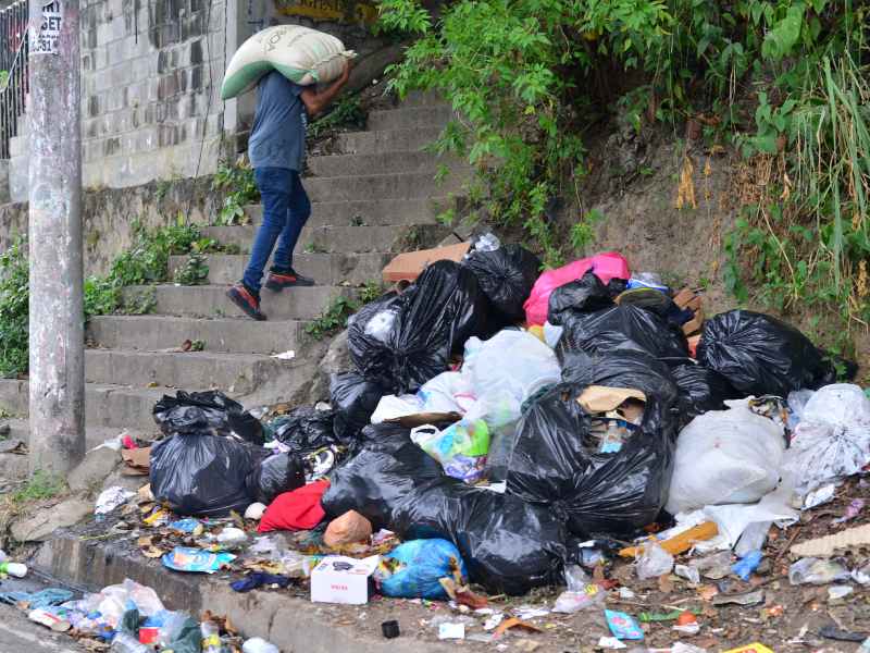 Basura acumulada en varios puntos de Mejicanos y San Salvador.