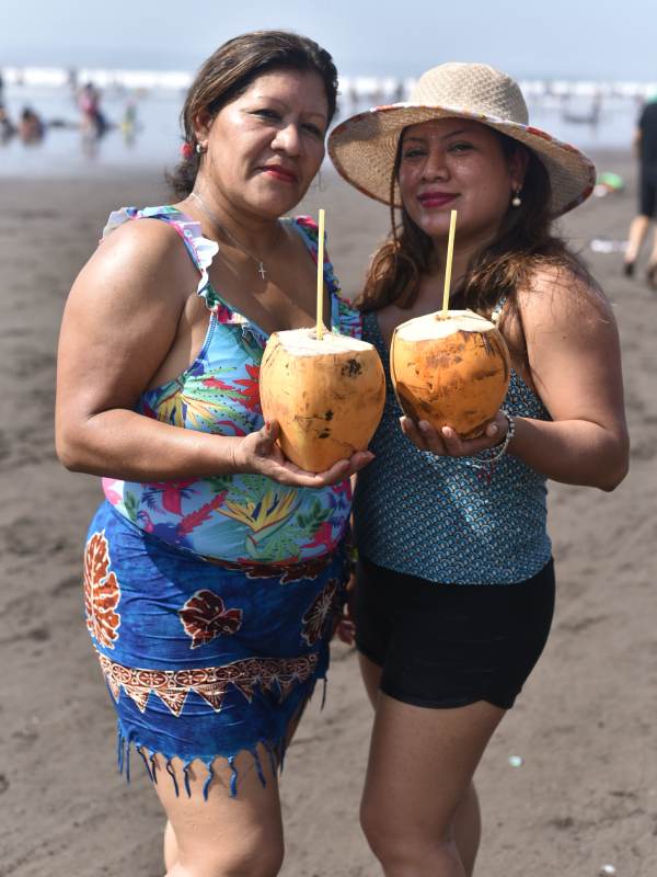 Turistas en playa El Majahual y El Tunco recibiendo el ao 2025.