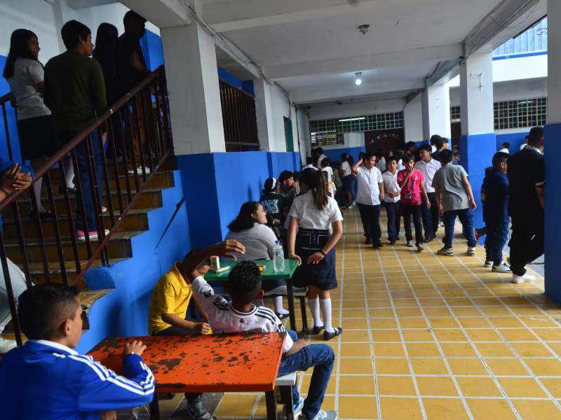 Inicio del año escolar 2025 en el Centro Escolar Joaquin Rodezno del Centro de San Salvador. Escuela, estudiantes, libros, educacion.