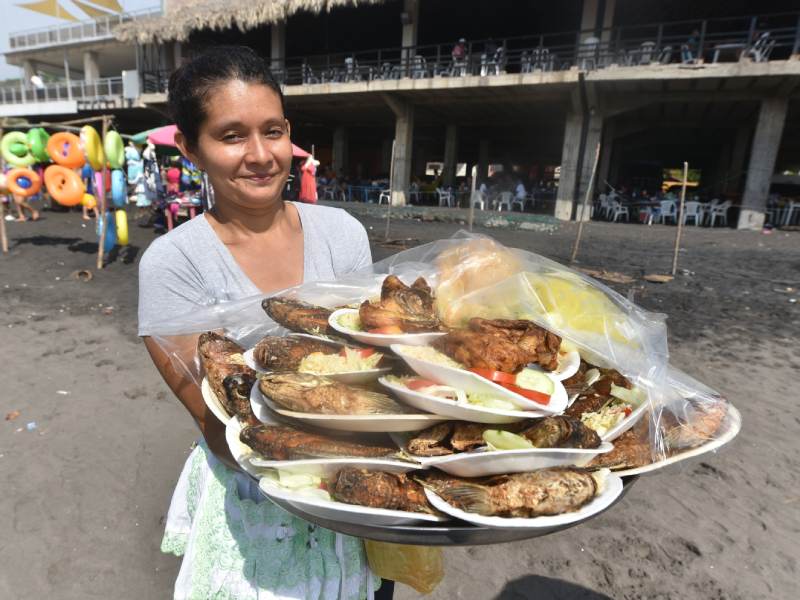 Turistas en playa El Majahual y El Tunco recibiendo el ao 2025.