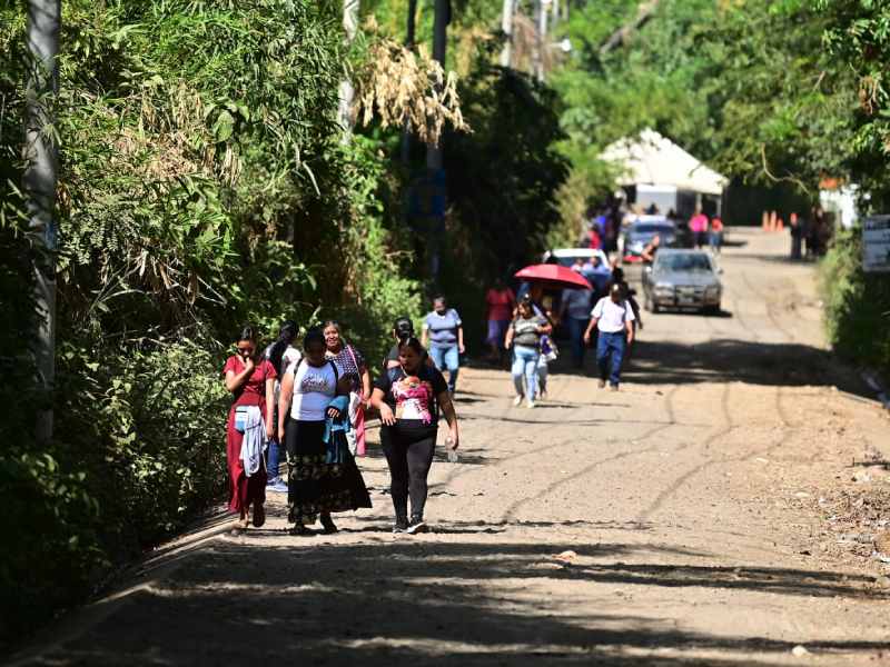 Familiares penal de Izalco con incertidumbre por conocer si sus seres queridos estan bien.