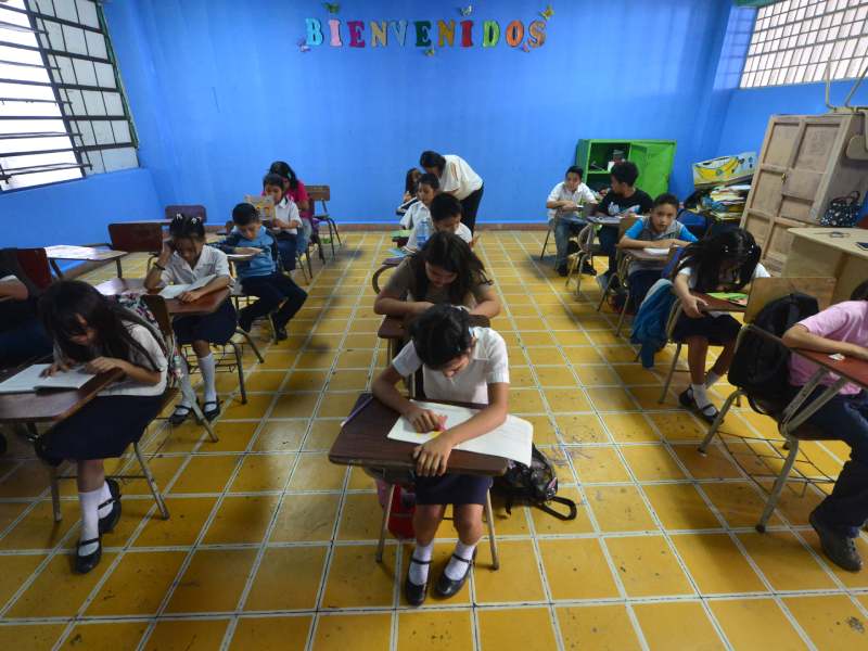 Inicio del año escolar 2025 en el Centro Escolar Joaquin Rodezno del Centro de San Salvador. Escuela, estudiantes, libros, educacion.