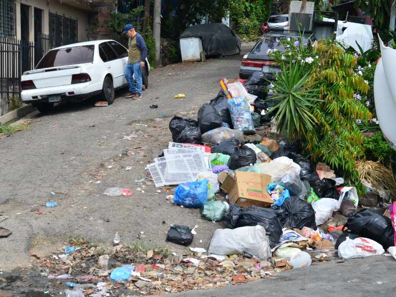 Basura acumulada en varios puntos de Mejicanos y San Salvador.