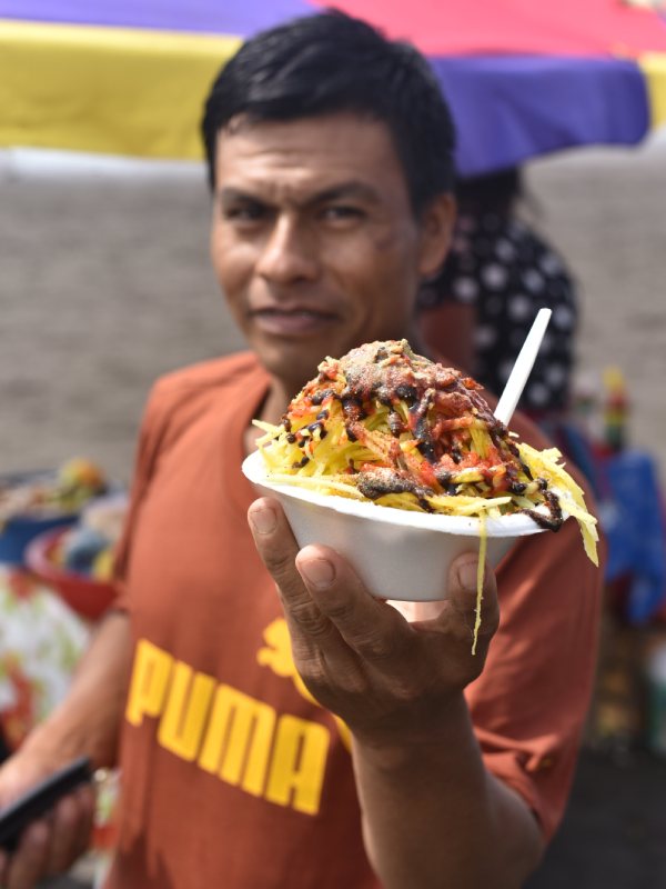 Turistas en playa El Majahual y El Tunco recibiendo el ao 2025.