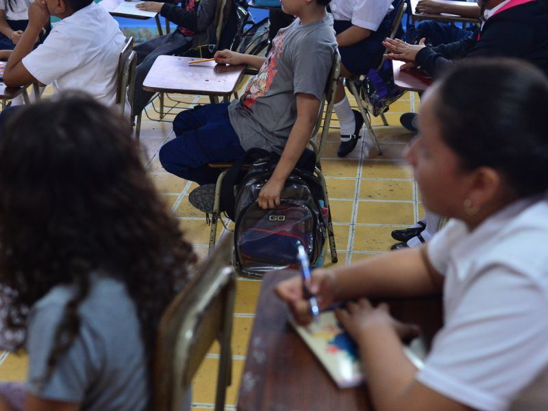 Inicio del año escolar 2025 en el Centro Escolar Joaquin Rodezno del Centro de San Salvador. Escuela, estudiantes, libros, educacion.