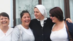 Actriz Monja Clare Crockett