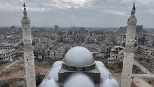 Esta imagen aérea muestra la mezquita Khalid ibn al-Walid rodeada de edificios destruidos en la ciudad de Homs, en el centro de Siria, el 4 de enero de 2025