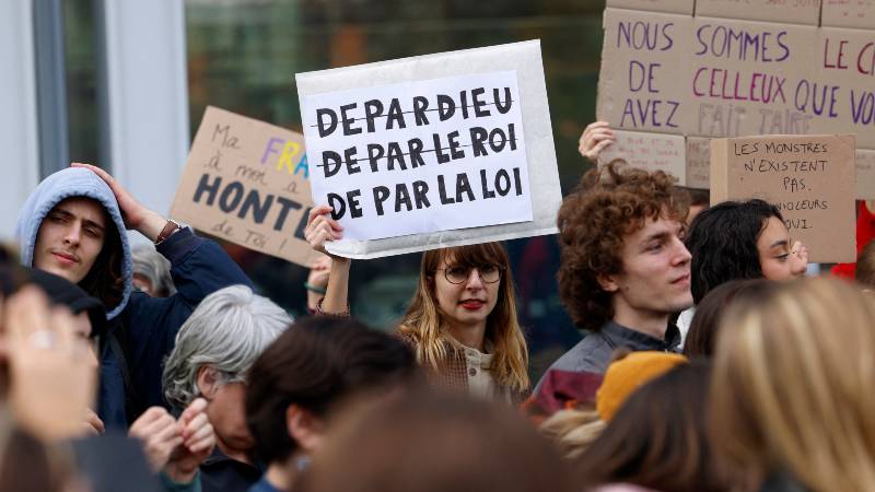 Activistas protestan contra el actor Gerard Depardieu en Paris