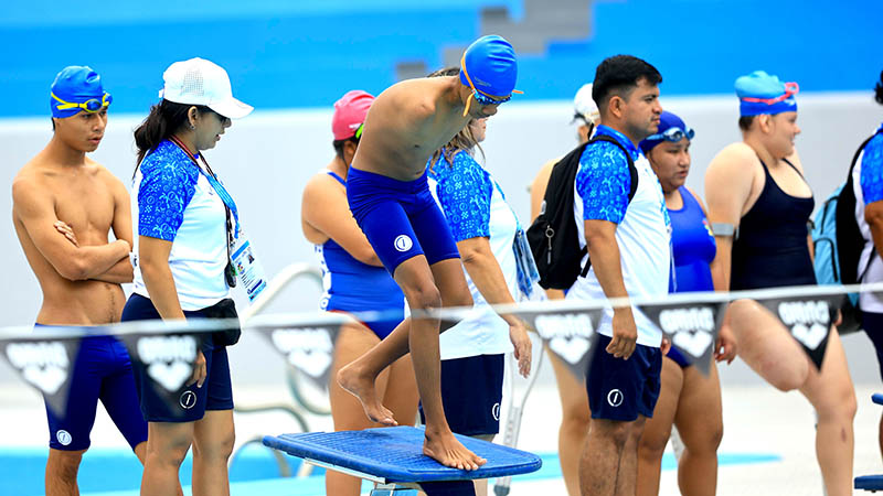 Andy González es un destacado paratleta en la natación salvadoreña. Foto: Cortesía INDES