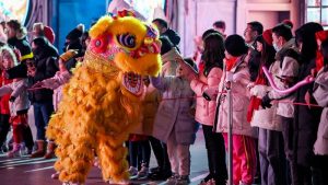 Un león bailarín saluda a los niños después de una actuación en un parque el primer día del Año Nuevo Lunar de la Serpiente en Beijingn el 29 de enero de 2025.