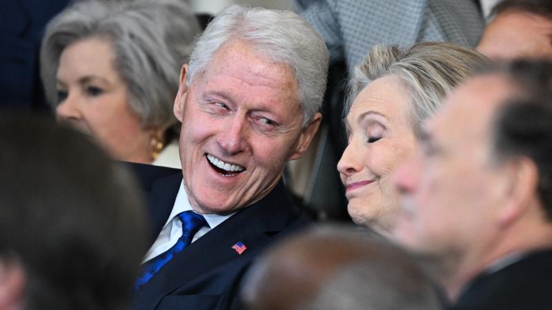 Clinton aseguró bajo juramento que desconocía los delitos de Epstein y que no cometió “nada malo”.