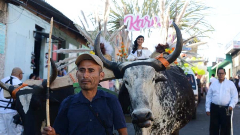 Desfile carretas típicas en Cojutepeque