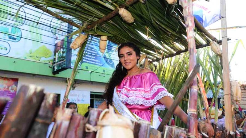 Desfile carretas típicas en Cojutepeque