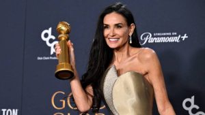 Actriz Demi Moore en los Globos de Oro 2025