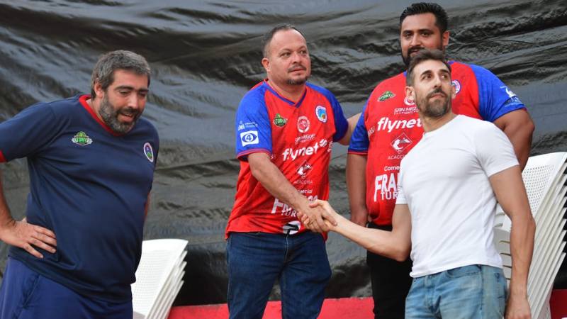 Daniel Corti, DT del CD Cacahuatique y David Dóniga Lara, DT de la Selecta en la fecha 1 del Clausura 2025 en el Complejo Deportivo de Chapeltique, San Miguel. Foto EDH / Miguel Lemus