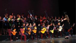 Enid Claramunt dirigiendo la Orquesta Sinfónica Juvenil ProArte.