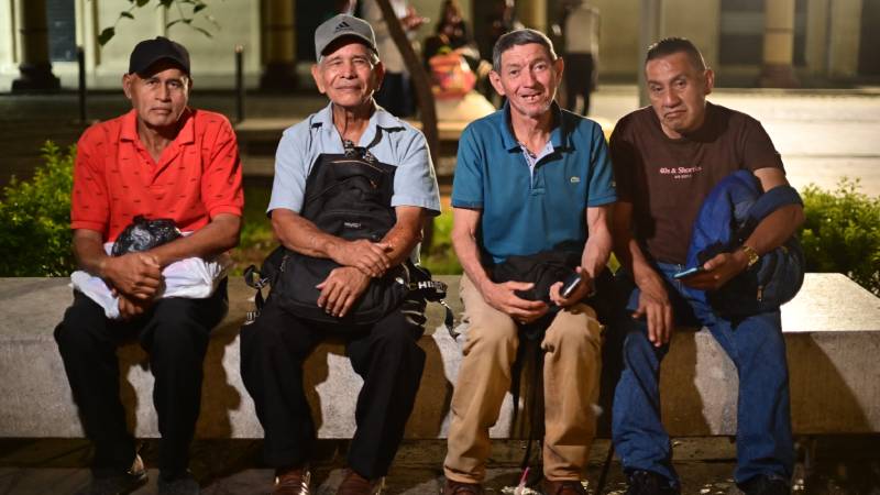 Los señores Mardoqueo, Alejandro, Marcos y Manuel, todos de la tercera edad, comparten en una banca de la Plaza Libertad, en el centro histórico capitalino. / 