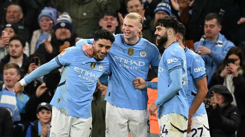 Haaland, al centro, es felicitado por sus compañeros tras anotar ante el Chelsea. Foto EDH/AFP.