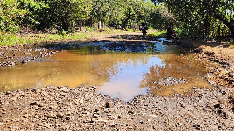 Denuncia desperdicio del agua por daños en las tuberías. / 