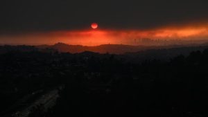 Nube tóxica aún contamina casas en Los Ángeles, tras incendios de inicio de año