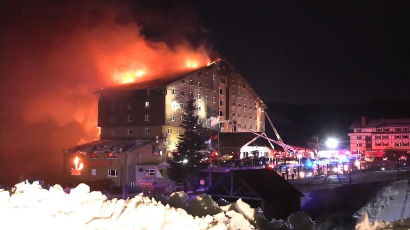 Esta fotografía publicada por la Agencia de Noticias Demiroren (DHA) el 21 de enero de 2025 muestra un incendio en el cuarto piso de un hotel de 11 pisos en la estación de esquí Kartalkaya de Bolu, Turquía. Foto / AFP
