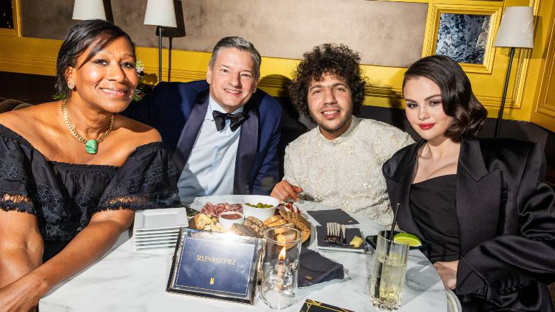 Selena Gómez y Benny Blanco en el after party convocado por Netflix