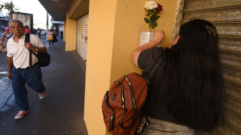 Los mensajes se pueden aún ver en la plaza Morazán, en la excafetería Samsil, en los alrededores de Electrónica 2001, también donde hubo algunos negocios informales de comida y el punto de ventas de libros sobre la avenida España.Foto EDH/ Menly Gonzalez
