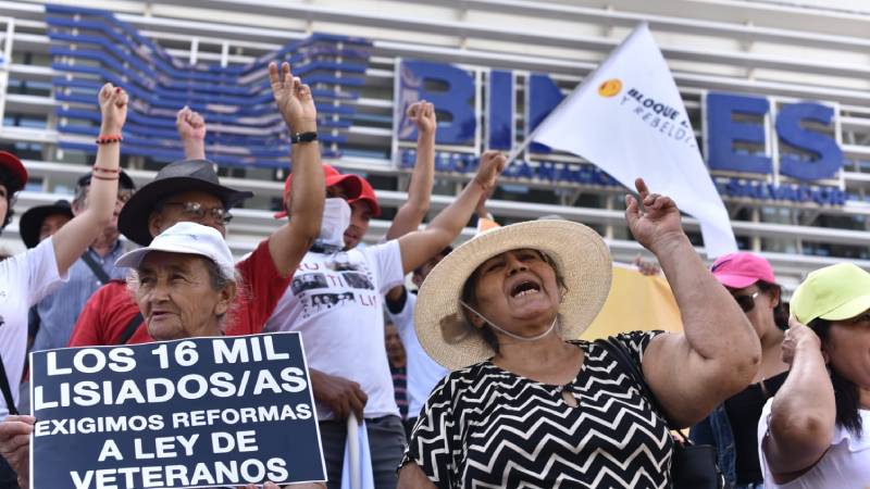 Diversas organizaciones sociales se han concentrado en las inmediaciones del parque Cuscatlán para marchar con rumbo al centro de San Salvador y conmemorar la firma de los acuerdos de paz.
Foto EDH / Miguel Lemus 