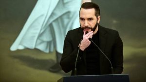 Bukele baja en calificación a 7.73, dice encuesta