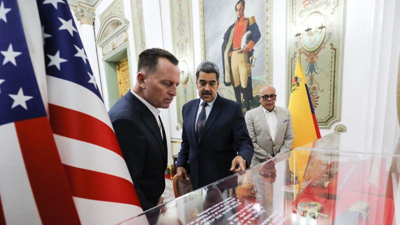 Nicolas Maduro con Richard Grenell