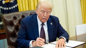 Presidente Donald Trump firma orden ejecutiva Casa Blanca
