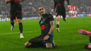 Raphinha celebra uno de sus goles ante el Benfica