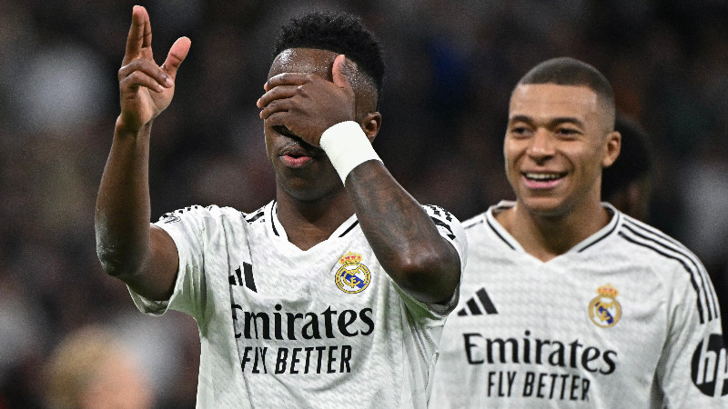 El brasileño Vinicius Junior (i.) celebra un gol y lo acompaña  Mbappé (d.), en juego ante Salzburgo, por Champions. Foto: EDH AFP