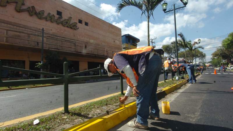 Trabajos de mejoramiento de la avenida Independencia durante el año 2011. Foto: EDH / archivo