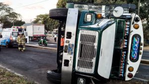 Varios pasajeros resultaron lesionados al volcar un bus en Santa Ana