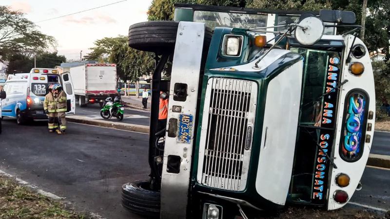 Así quedó la unidad tras perder el control y volcar. Foto / Cortesía del SEM